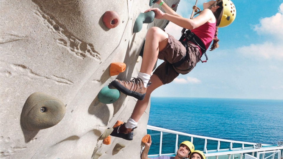 Passageira na parede de escalada do navio
