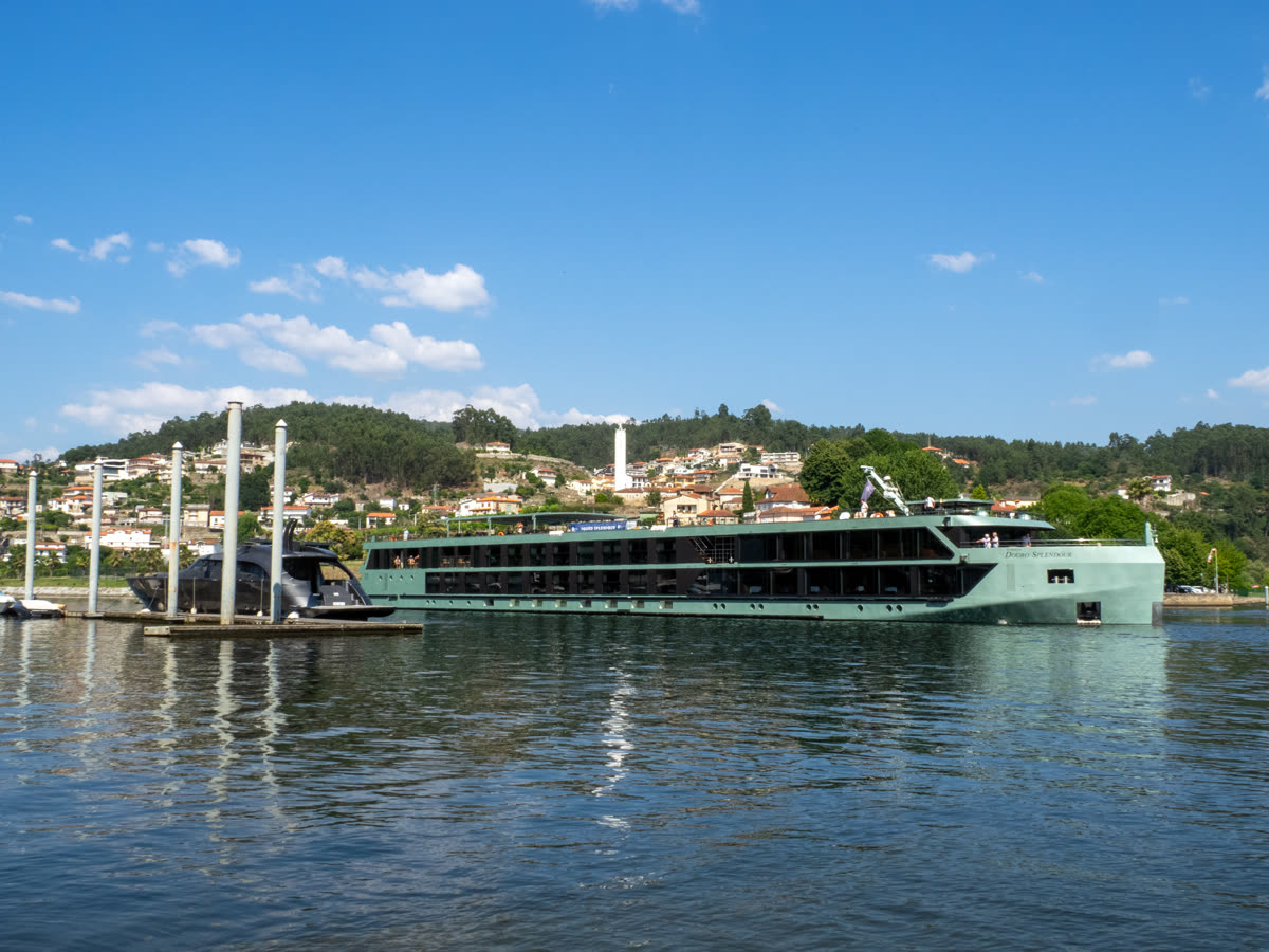 Navio fluvial no Douro